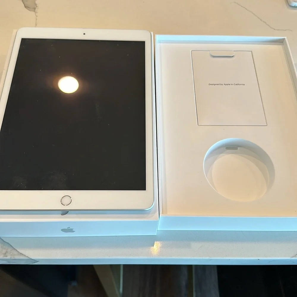 LIKE NEW Apple iPad 7th Generation